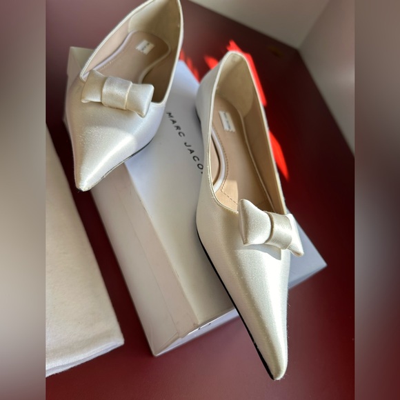 NWOT Marc Jacobs Satin Creme Point Toe Flats - Never Worn! Size 38 - Picture 4 of 8